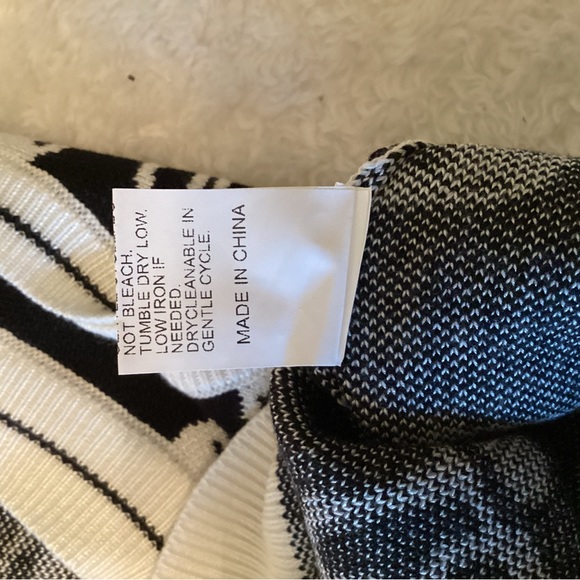 SHEIN Mushroom Sweater Vest -cropped black and white - Picture 6 of 7